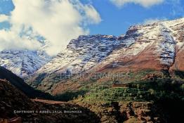 Image du Maroc Professionnelle de  Village berbère du haut Atlas à proximité de l'Oukaimden, ce village s'incruste dans la montagne, Samedi 22 Février 1987. (Photo / Abdeljalil Bounhar) 